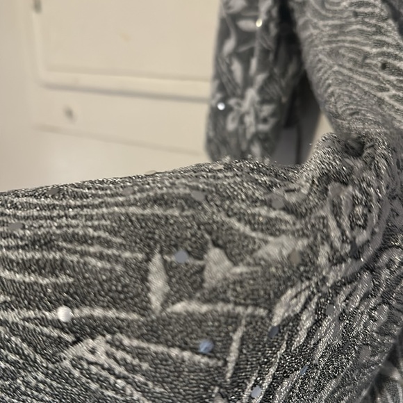 Connected Apparel V Neck Sparkly Floral Top - Picture 8 of 9